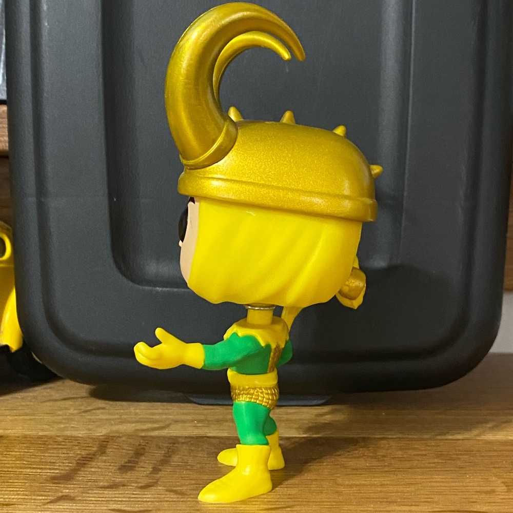 Funko Pop Loki with Gold Horned Helmet - Picture 4 of 7